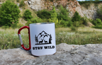 Kubek biały z czerwonym karabińczykiem z nadrukiem „Stay Wild” – trekking, przyroda #8