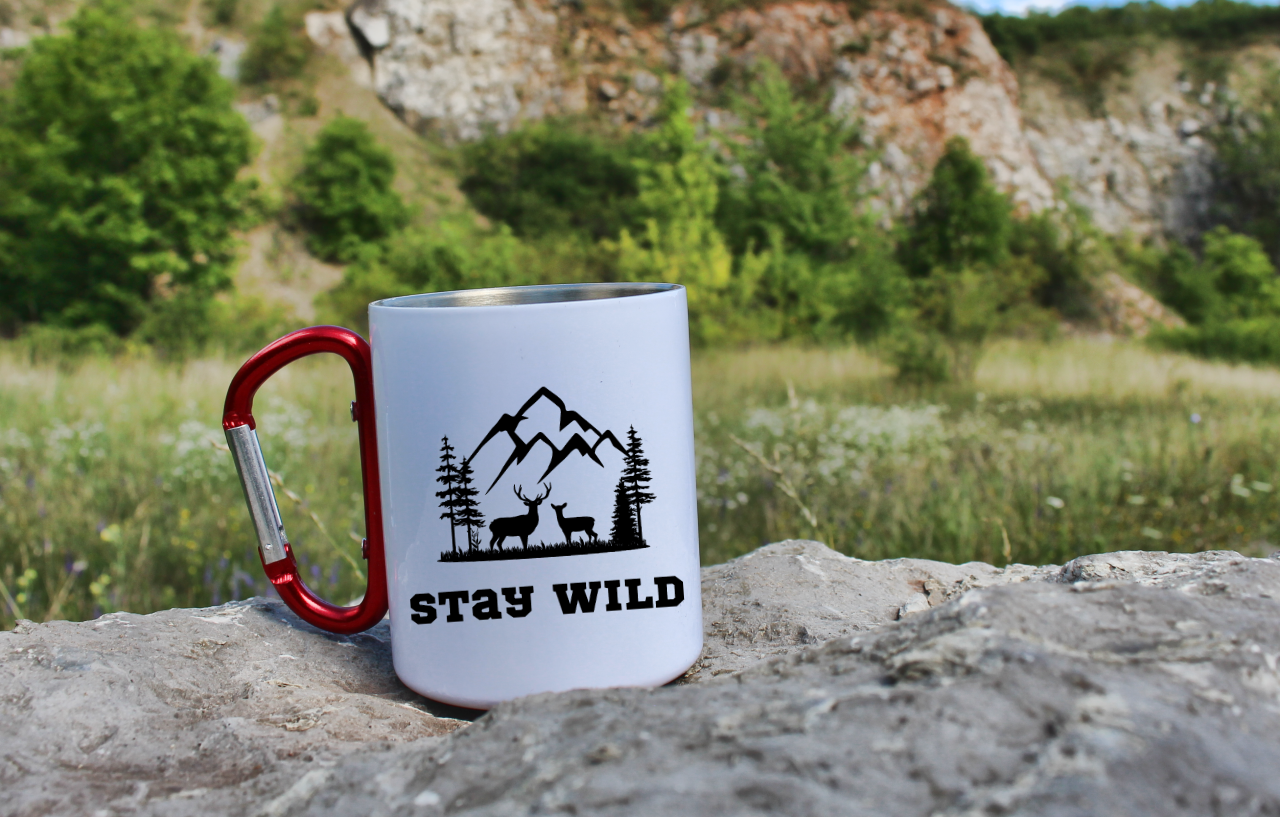 Kubek biały z czerwonym karabińczykiem z nadrukiem „Stay Wild” – trekking, przyroda #8