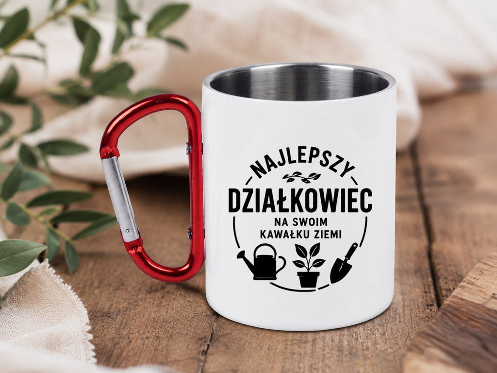 Kubek biały z czerwonym karabińczykiem „Najlepszy działkowiec na swoim kawałku ziemi” – działka, ogród #9