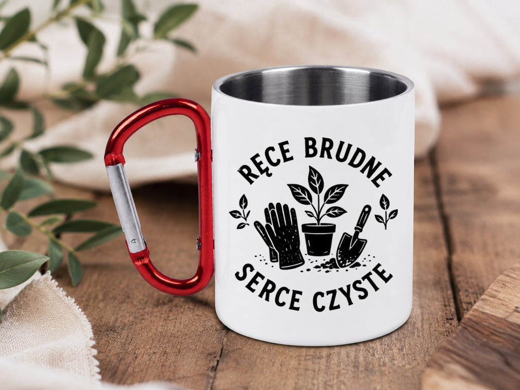 Kubek biały z czerwonym karabińczykiem „Ręce brudne, serce czyste” – działka, ogród #7