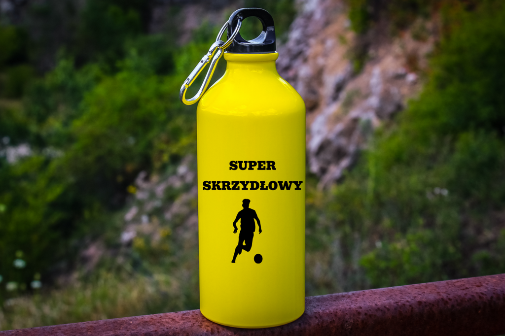 Bidon żółty 600 ml z napisem "Super Skrzydłowy" – piłka nożna #1