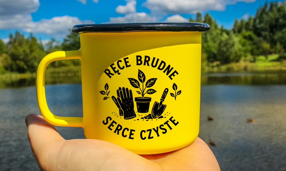 Kubek emaliowany żółty z nadrukiem „Ręce brudne, serce czyste” – działka, ogród #7