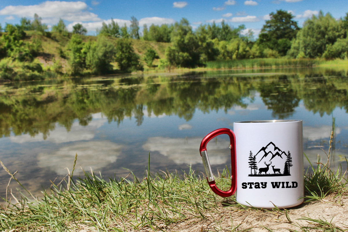 Kubek biały z czerwonym karabińczykiem z nadrukiem „Stay Wild” – trekking, przyroda #8