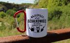 Kubek biały z czerwonym karabińczykiem „Najlepszy działkowiec na swoim kawałku ziemi” – działka, ogród #9