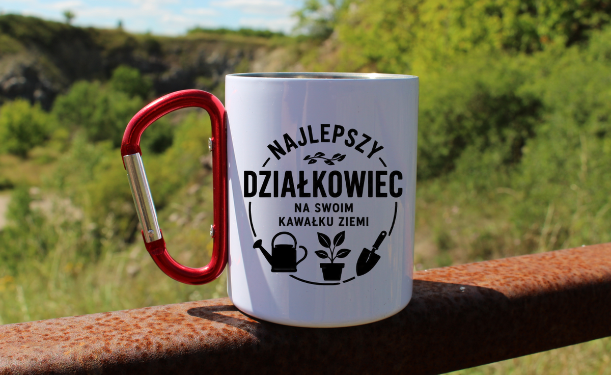 Kubek biały z czerwonym karabińczykiem „Najlepszy działkowiec na swoim kawałku ziemi” – działka, ogród #9