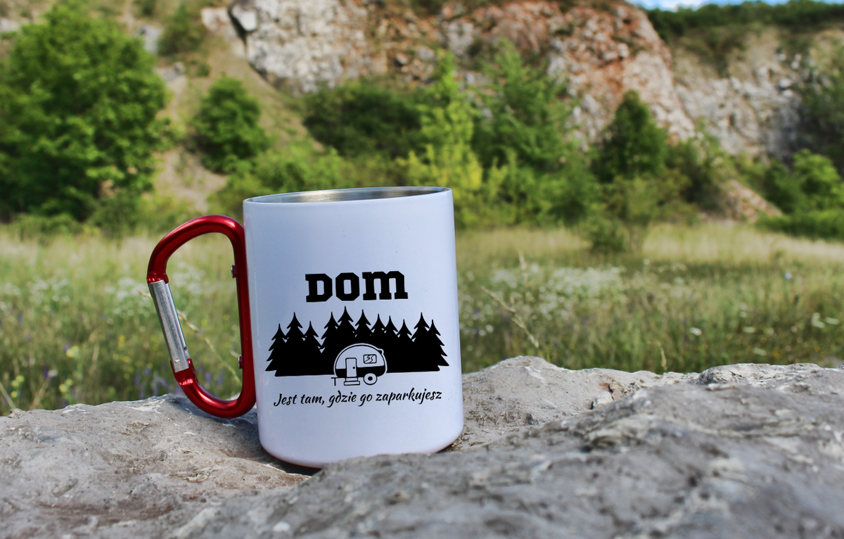 Kubek biały z czerwonym karabińczykiem z nadrukiem „Dom jest tam, gdzie go zaparkujesz” – trekking, camper #6