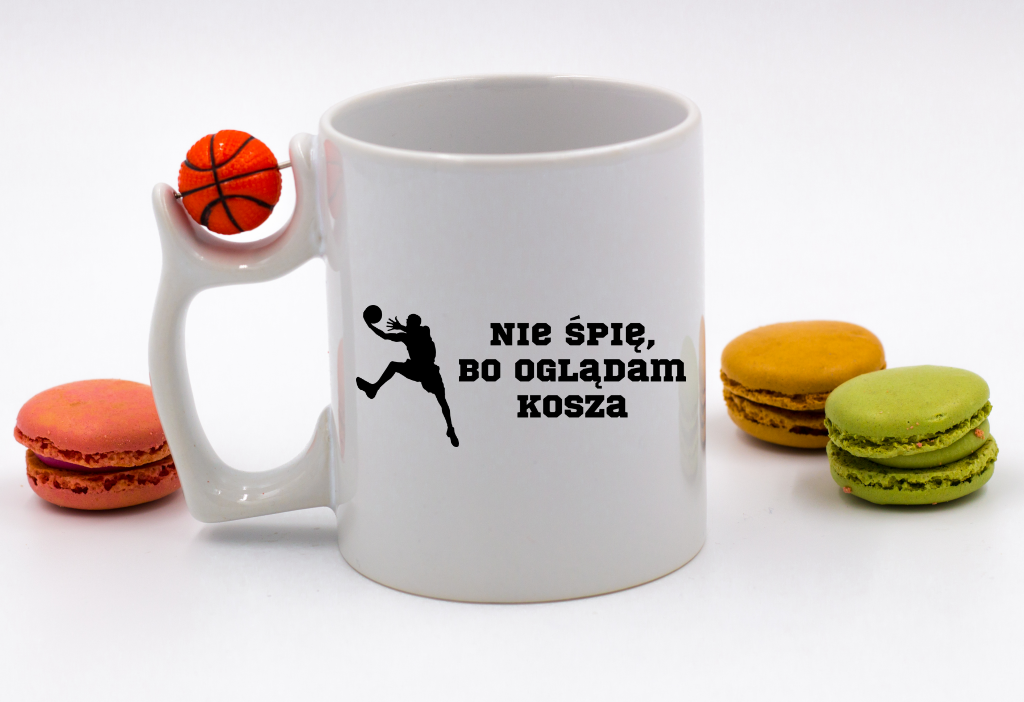 Kubek z piłką i nadrukiem "Nie śpię, bo oglądam kosza" – koszykówka #7