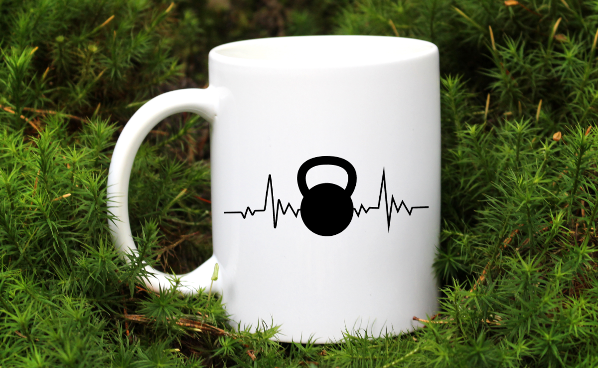 Kubek biały z grafiką kettlebell i linia życia – na prezent, siłownia #4