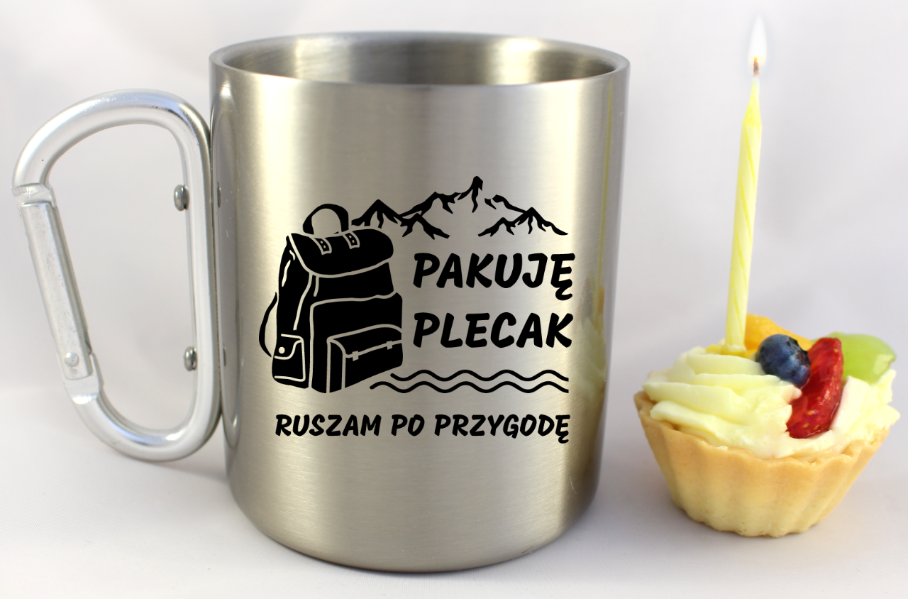 Kubek karabińczyk srebrny z nadrukiem „Pakuję plecak, ruszam po przygodę” – góry #3