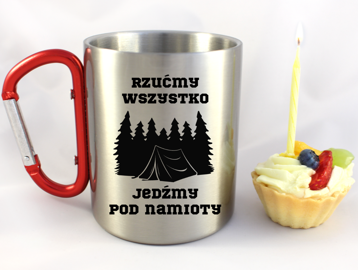 Kubek z czerwonym karabińczykiem i nadrukiem „Rzućmy wszystko, jedźmy pod namioty” – namiot, camping #10