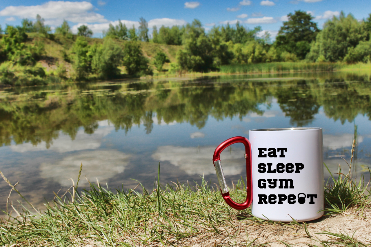 Kubek biały z czerwonym karabińczykiem i nadrukiem "Eat Sleep Gym Repeat" – na siłownię #6