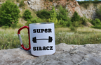 Kubek biały z czerwonym karabińczykiem i nadrukiem „Super Siłacz” – na siłownię #3
