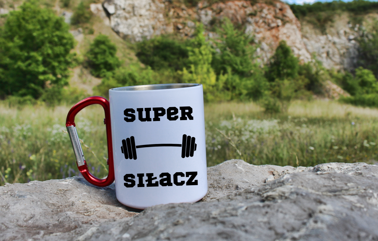 Kubek biały z czerwonym karabińczykiem i nadrukiem „Super Siłacz” – na siłownię #3
