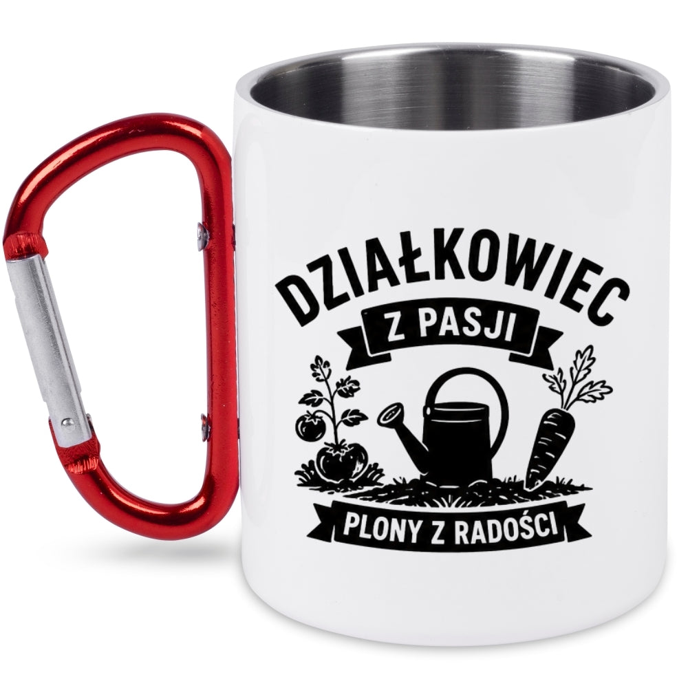 Kubek biały z czerwonym karabińczykiem „Działkowiec z pasji, plony z radości” – działka, ogród #5