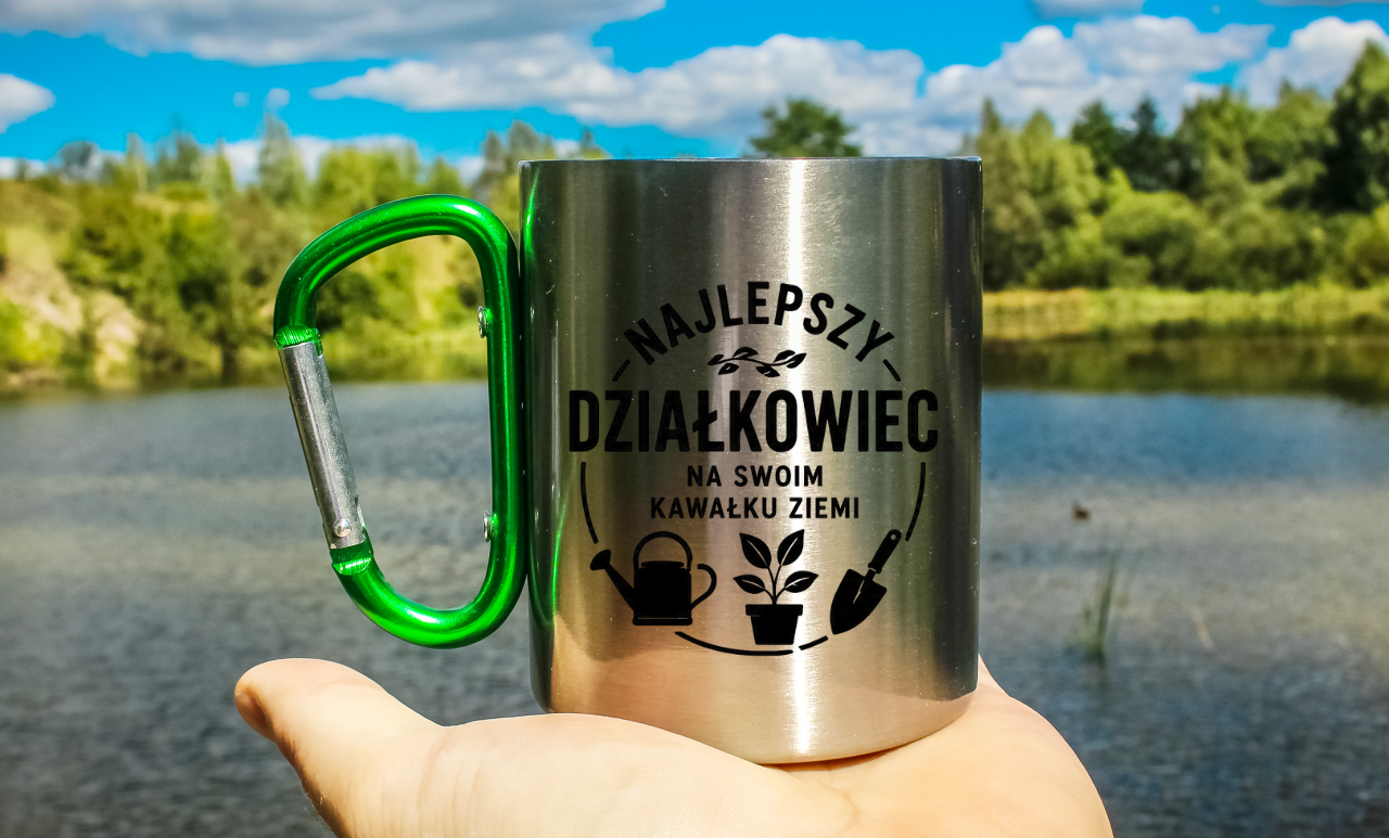 Kubek z zielonym karabińczykiem z nadrukiem „Najlepszy działkowiec na swoim kawałku ziemi” – działka, ogród #5