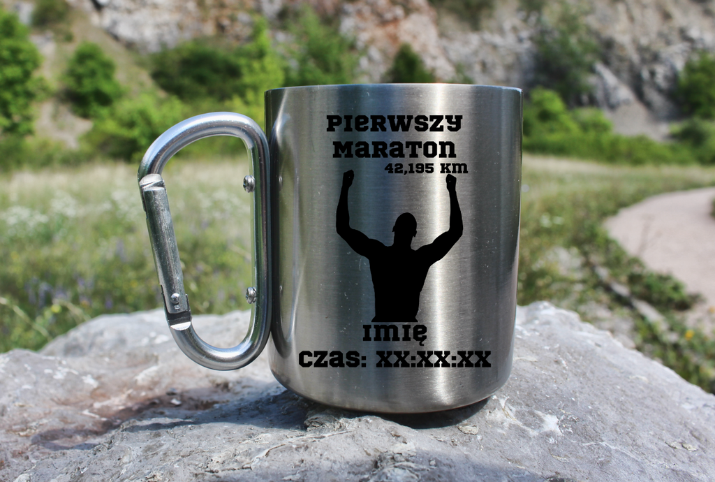 Kubek ze srebrnym karabińczykiem – pamiątka po maratonie z czasem i imieniem – bieganie #9