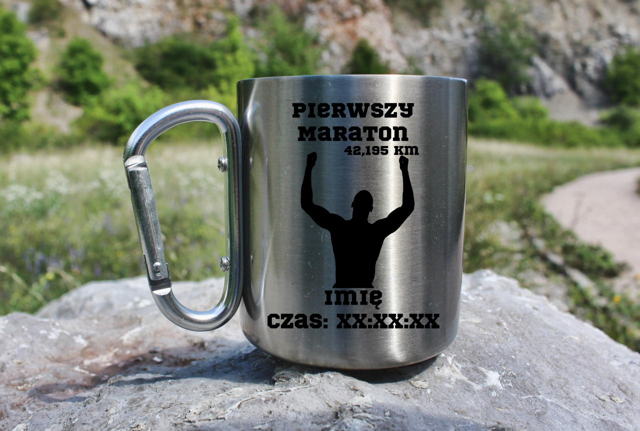 Kubek ze srebrnym karabińczykiem – pamiątka po maratonie z czasem i imieniem – bieganie #9