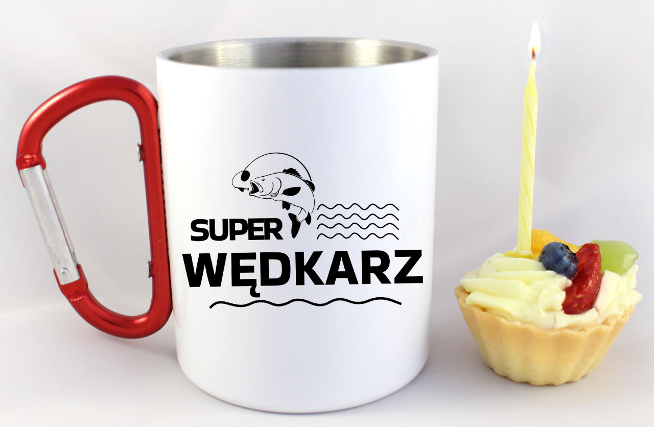 Kubek biały z czerwonym karabińczykiem i nadrukiem "Super wędkarz" – wędkarstwo #11