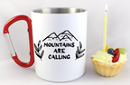 Kubek biały z czerwonym karabińczykiem, nadruk „Mountains are calling” – góry #8