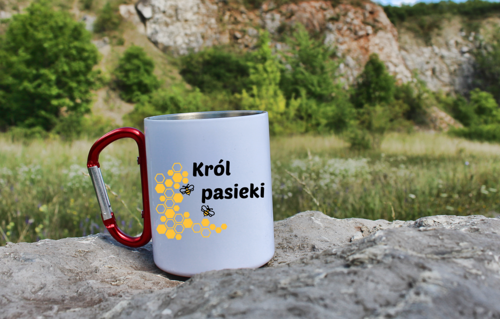 Kubek biały 300 ml z czerwonym karabińczykiem i nadrukiem „Król pasieki” – pszczelarstwo #10
