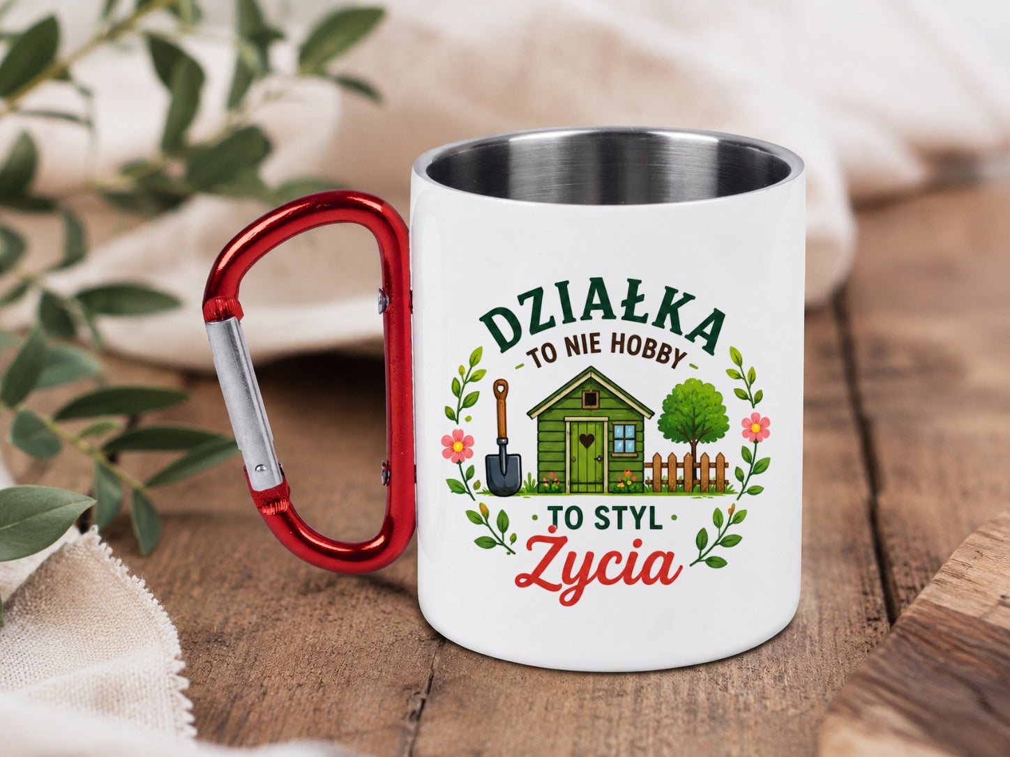Kubek biały z czerwonym karabińczykiem „Działka to nie hobby, to styl życia” – działka, ogród #2