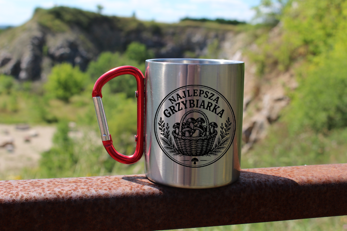 Kubek czerwony karabińczyk z nadrukiem „Najlepsza Grzybiarka” – na grzybobranie #1
