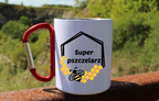 Kubek biały z czerwonym karabińczykiem i nadrukiem „Super pszczelarz” – pszczelarstwo #11