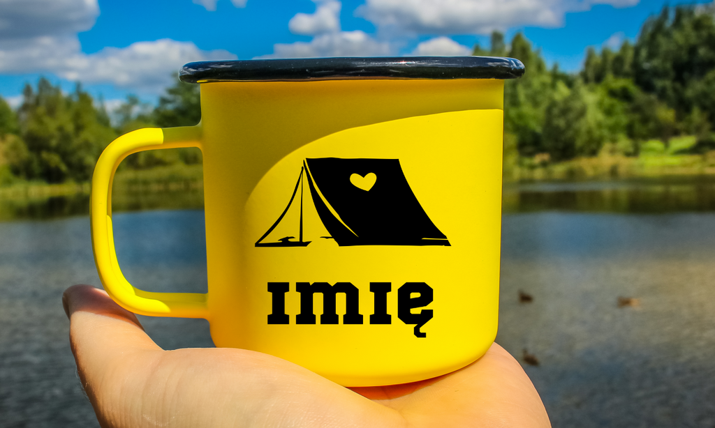 Kubek emaliowany żółty z grafiką namiotu i imieniem do wyboru – camping, pod namiot #4