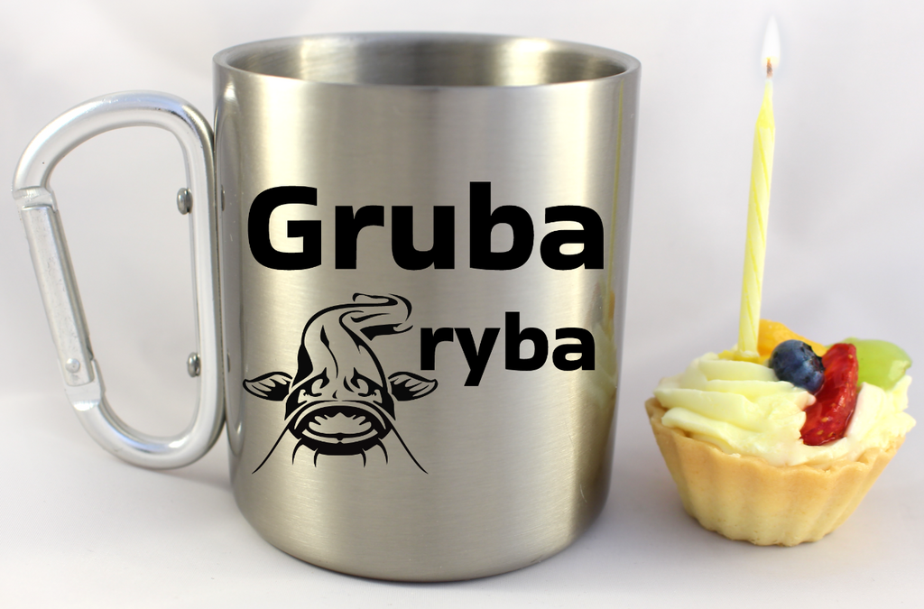 Kubek ze srebrnym karabińczykiem i nadrukiem „Gruba ryba” – wędkarstwo #11