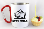 Kubek biały z czerwonym karabińczykiem z nadrukiem „Stay Wild” – trekking, przyroda #8