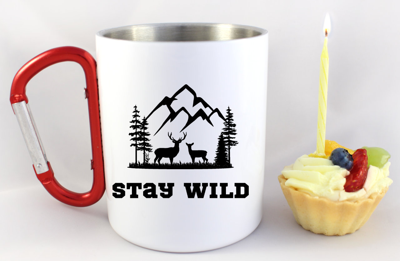 Kubek biały z czerwonym karabińczykiem z nadrukiem „Stay Wild” – trekking, przyroda #8