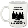 Kubek biały z nadrukiem „Rzućmy wszystko, jedźmy pod namioty” – camping #10