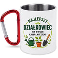 Kubek biały z czerwonym karabińczykiem „Najlepszy działkowiec na swoim kawałku ziemi” – działka, ogród #4