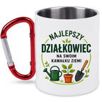 Kubek biały z czerwonym karabińczykiem „Najlepszy działkowiec na swoim kawałku ziemi” – działka, ogród #4