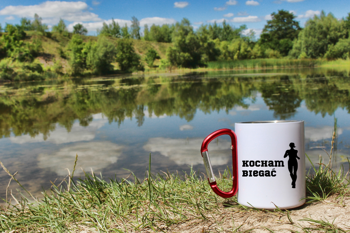 Kubek biały z czerwonym karabińczykiem dla biegaczki – nadruk "Kocham Biegać" #4