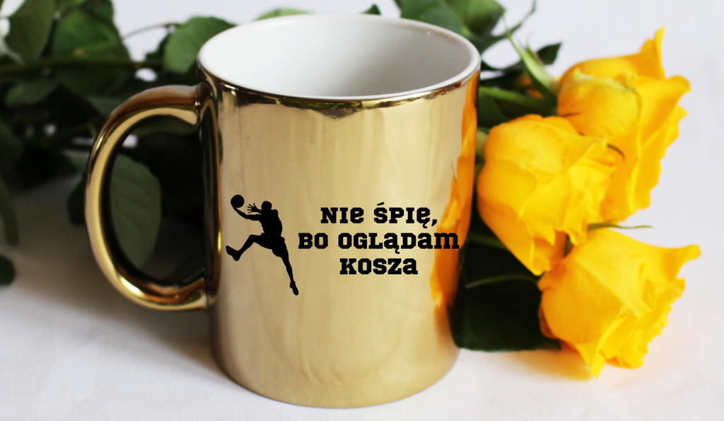 Kubek złoty z nadrukiem "Nie śpię, bo oglądam kosza" – koszykówka #3