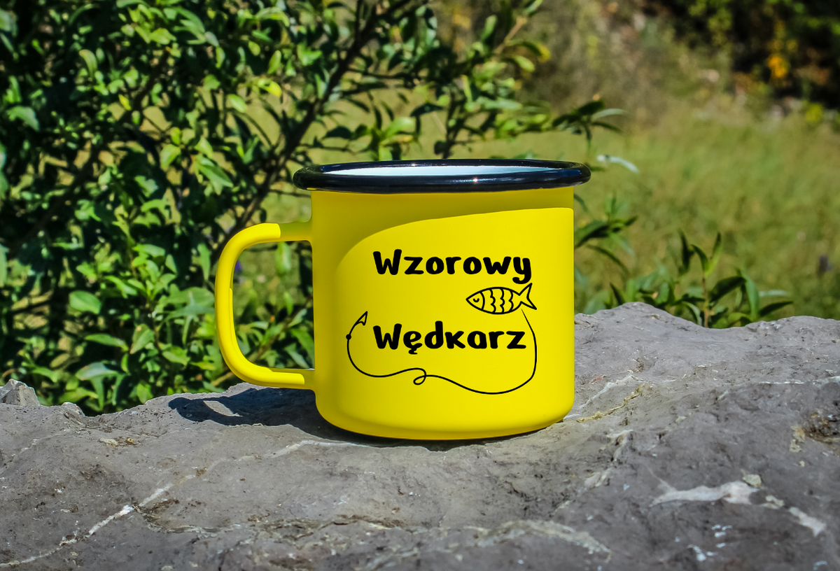 Kubek emaliowany żółty z nadrukiem "Wzorowy Wędkarz" - wędkarstwo #1