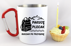 Kubek biały z czerwonym karabińczykiem z nadrukiem „Pakuję plecak, ruszam po przygodę” – trekking #3