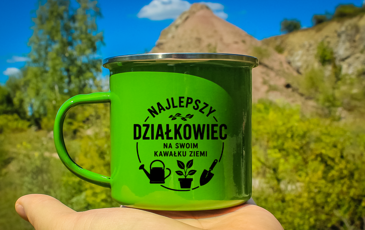 Kubek emaliowany zielony z nadrukiem „Najlepszy działkowiec na swoim kawałku ziemi” – działka, ogród #5
