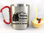 Kubek z czerwonym karabińczykiem i nadrukiem "Pakuję plecak, ruszam w Tatry" - trekking, góry #1