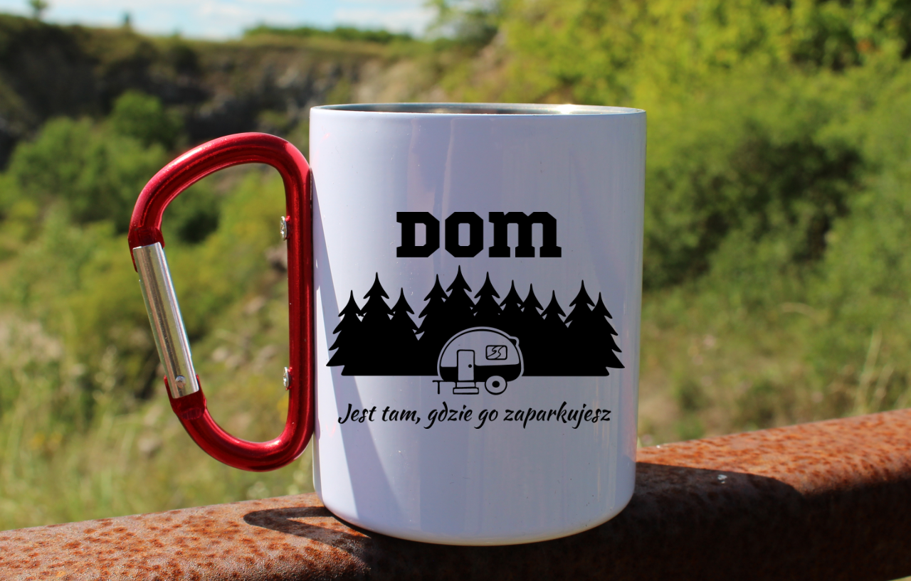 Kubek biały z czerwonym karabińczykiem z nadrukiem „Dom jest tam, gdzie go zaparkujesz” – trekking, camper #6