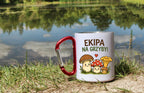 Kubek biały z czerwonym karabińczykiem „Ekipa na grzyby” –  #11