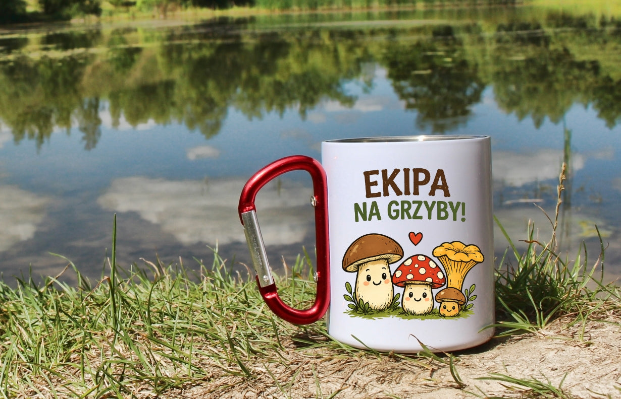 Kubek biały z czerwonym karabińczykiem „Ekipa na grzyby” –  #11