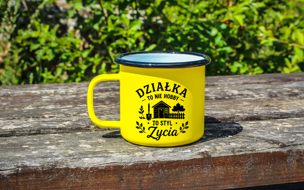 Kubek emaliowany żółty z nadrukiem „Działka to nie hobby, to styl życia” – działka, ogród #8