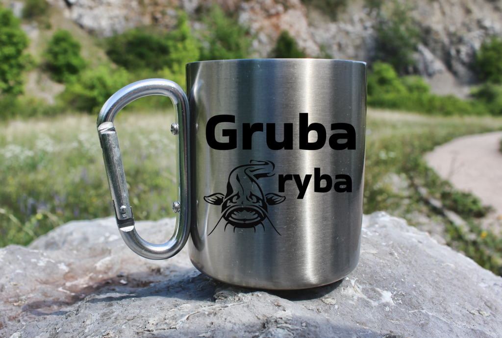 Kubek ze srebrnym karabińczykiem i nadrukiem „Gruba ryba” – wędkarstwo #11