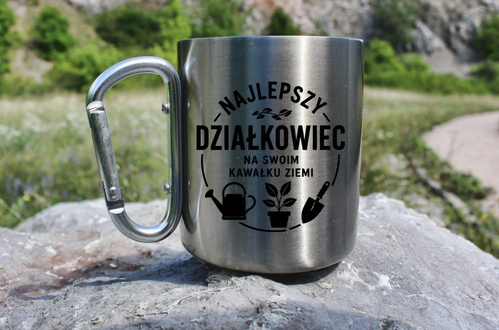 Kubek metalowy z karabińczykiem i nadrukiem „Najlepszy działkowiec na swoim kawałku ziemi” – na działkę #5