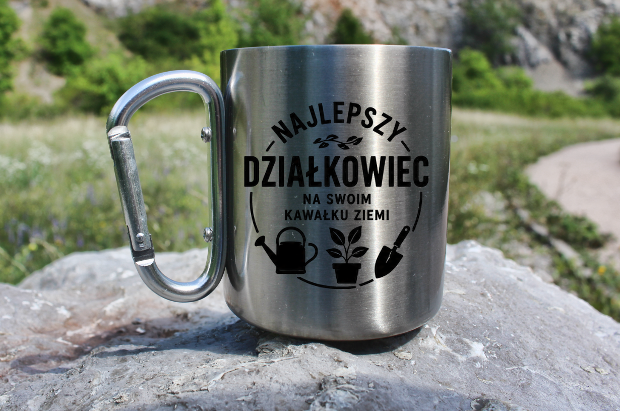 Kubek metalowy z karabińczykiem i nadrukiem „Najlepszy działkowiec na swoim kawałku ziemi” – na działkę #5