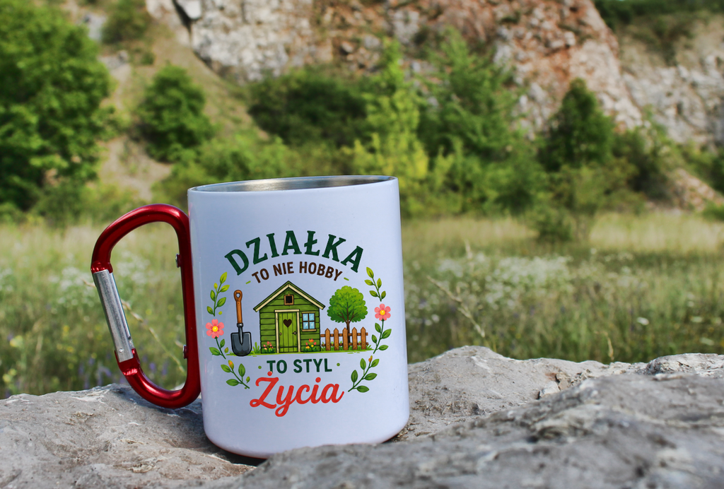 Kubek biały z czerwonym karabińczykiem „Działka to nie hobby, to styl życia” – działka, ogród #2