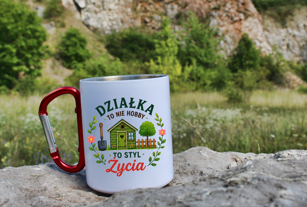 Kubek biały z czerwonym karabińczykiem „Działka to nie hobby, to styl życia” – działka, ogród #2