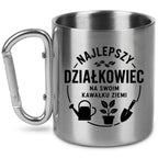 Kubek metalowy z karabińczykiem i nadrukiem „Najlepszy działkowiec na swoim kawałku ziemi” – na działkę #5
